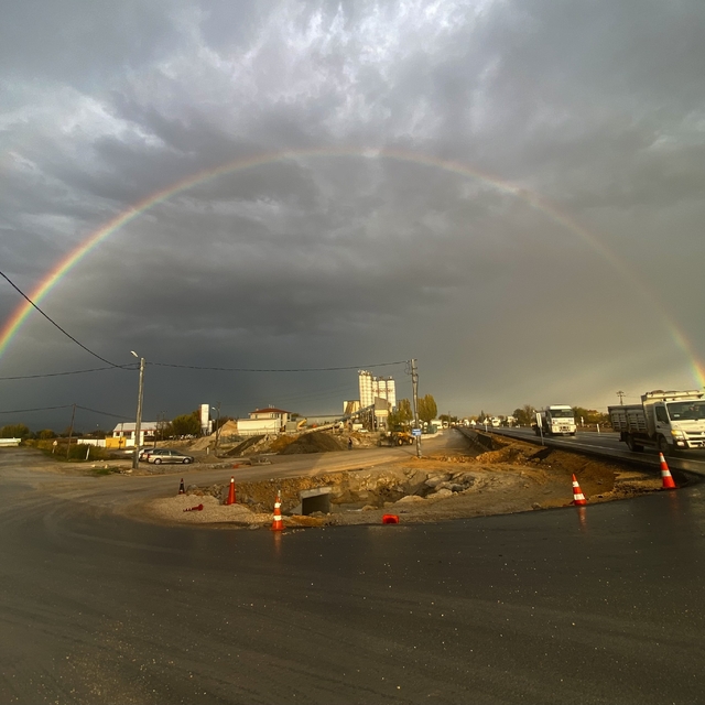 Yağmur sonrası beliren gökkuşağı görsel şölen oluşturdu