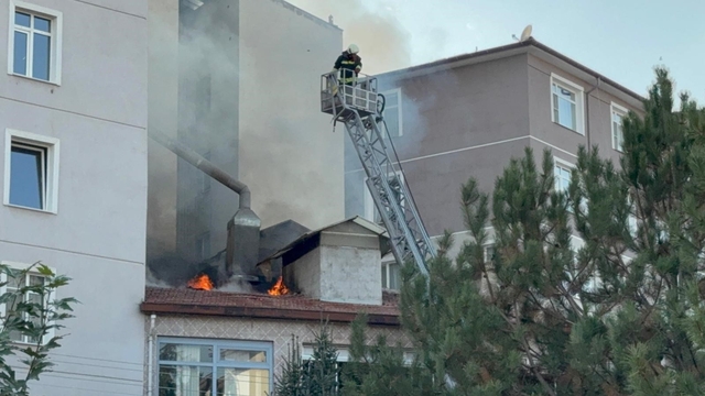 Ereğli'de iş hanının çatısında yangın paniği