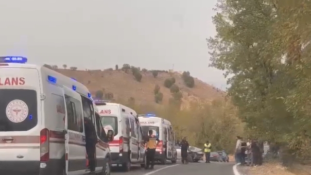 İki otomobil çarpıştı: 10 yaralı