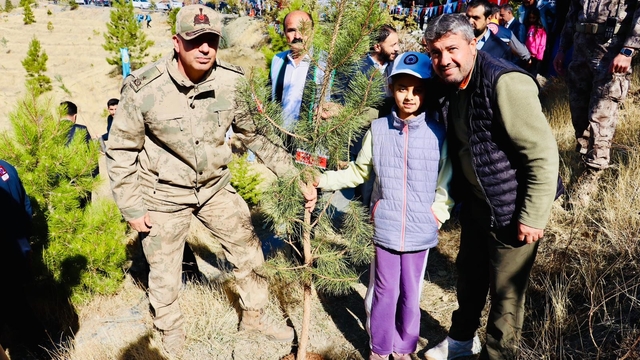 Tuğgeneral Öz, şehit yakınlarıyla fidan dikti