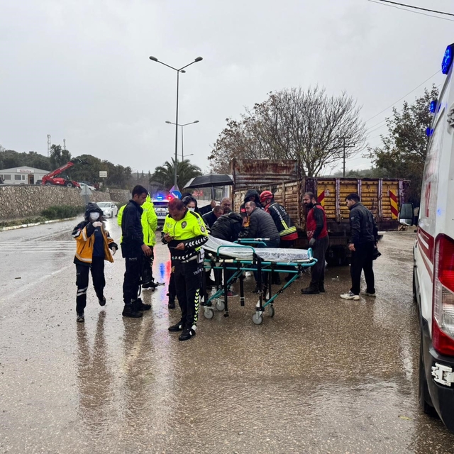 Erdek'te kamyon ile motosiklet çarpıştı: 1 yaralı