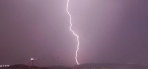 Hatay'da yıldırım düştüğü anlar, kameralara yansıdı