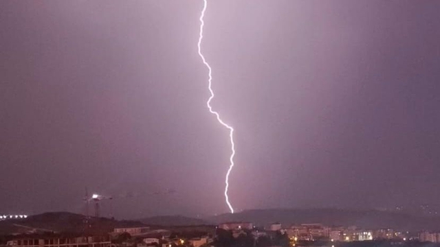 Hatay'da yıldırım düştüğü anlar, kameralara yansıdı