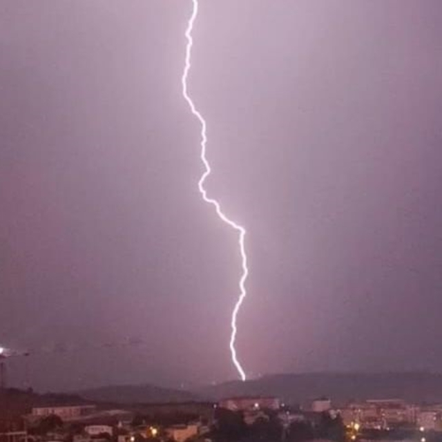 Hatay'da yıldırım düştüğü anlar, kameralara yansıdı