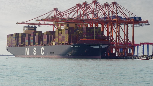 Kapasitesi artırılan Mersin Limanı'nın yeni terminaline 400 metrelik konteyner gemisi yanaştı