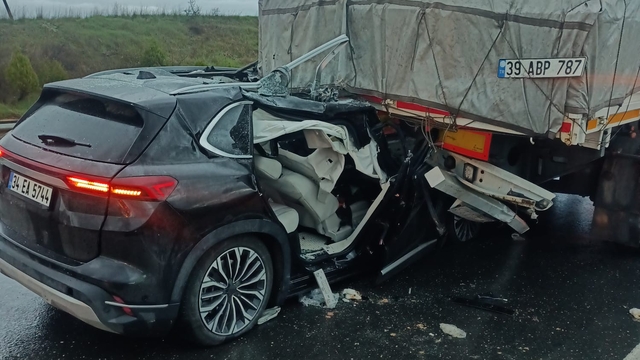 Keşan'da otomobil tırın dorsesine çarptı: 3 kişi yaralandı