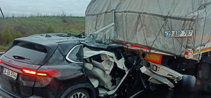 Otomobil, TIR'a arkadan çarptı: 3 yaralı