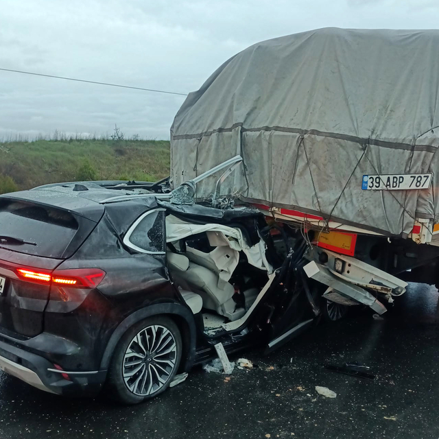 Otomobil, TIR'a arkadan çarptı: 3 yaralı