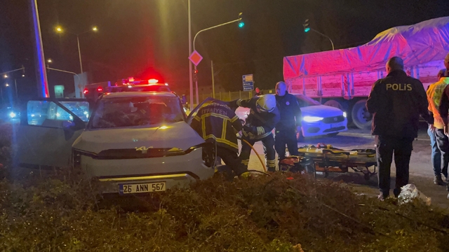 Porselen hammaddesi yüklü kamyon otomobille çarpıştı: 4 yaralı
Eskişehir-Kütahya yolunda can pazarı
Sıkışan otomobil sürücüsü için itfaiye ekipleri seferber oldu