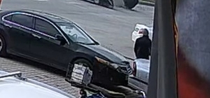 2 hafif ticari aracın çarpıştığı kazada, 1 kişi yaralandı; o anlar kamerada