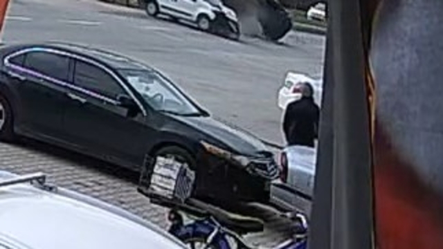 2 hafif ticari aracın çarpıştığı kazada, 1 kişi yaralandı; o anlar kamerada