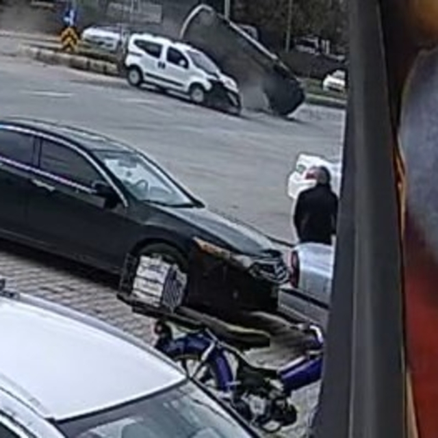 2 hafif ticari aracın çarpıştığı kazada, 1 kişi yaralandı; o anlar kamerada