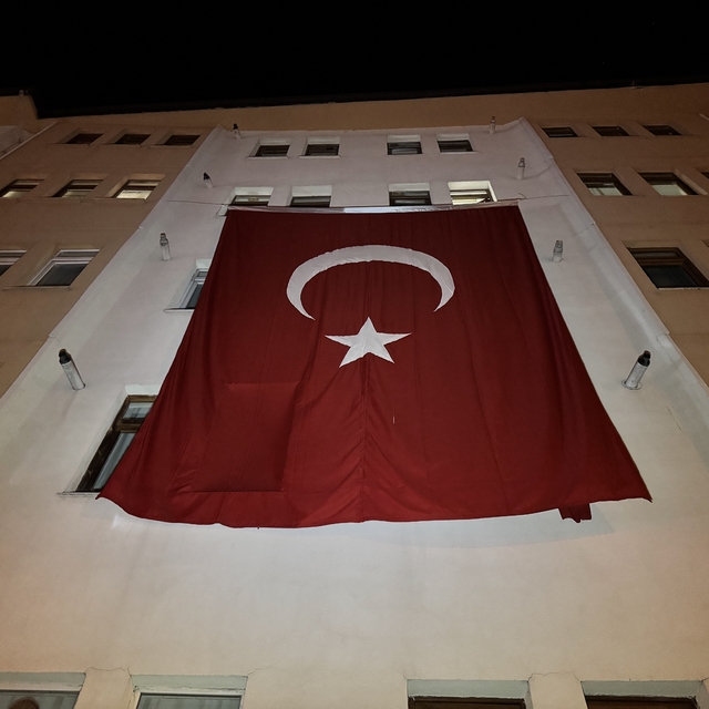 Şehit Astsubay Özcan'ın baba ocağına Türk bayrağı asıldı