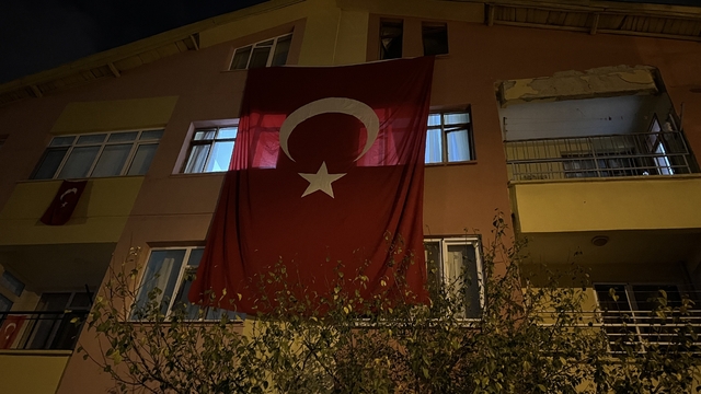 Konya'ya şehit ateşi düştü
Acı haber Hava İkmal Astsubay Kıdemli Çavuş Ahmet Yasir Kuyucu'nun ailesine verildi, evine Türk bayrağı asıldı