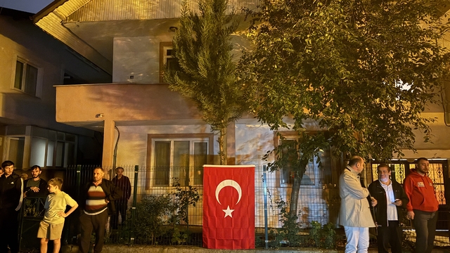 Sakaryalı şehidin baba ocağına Türk bayrağı asıldı