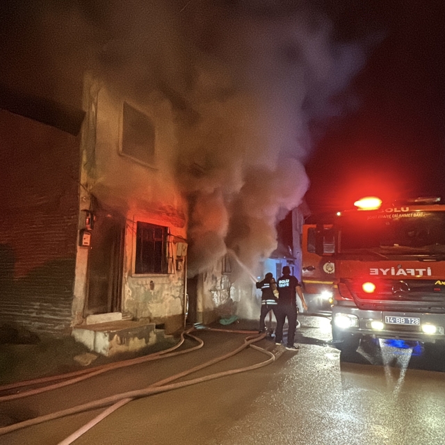 Bolu'da 2 katlı ahşap evde sobadan kaynaklı yangın çıktı: 1 yaralı
