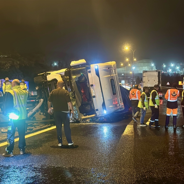 Anadolu Otoyolu'nda devrilen granül yüklü tırın sürücüsü yaralandı