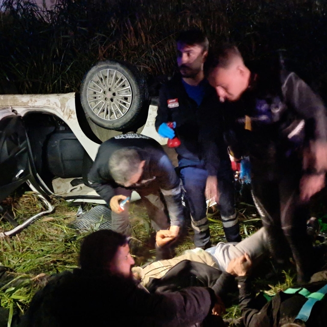 Kaçak göçmen taşıyan otomobil Asi Nehri'ne uçtu: 9 yaralı