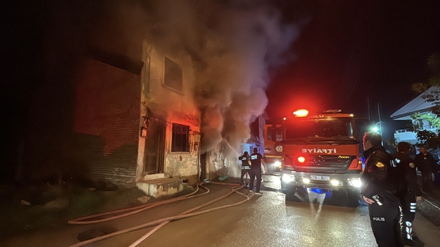 Bolu'da 2 katlı ahşap evde sobadan kaynaklı yangın çıktı: 1 yaralı