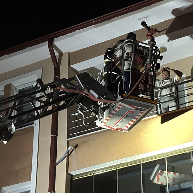 Kütahya'da apartmanda çıkan yangında mahsur kalan 5 kişi kurtarıldı