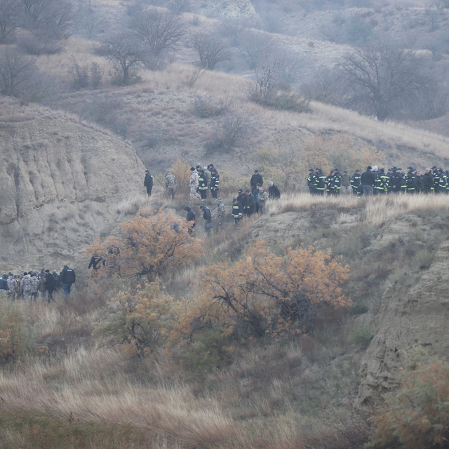 Azerbaycan-Gürcistan sınırında düşen askeri kargo uçağının enkazında incele...