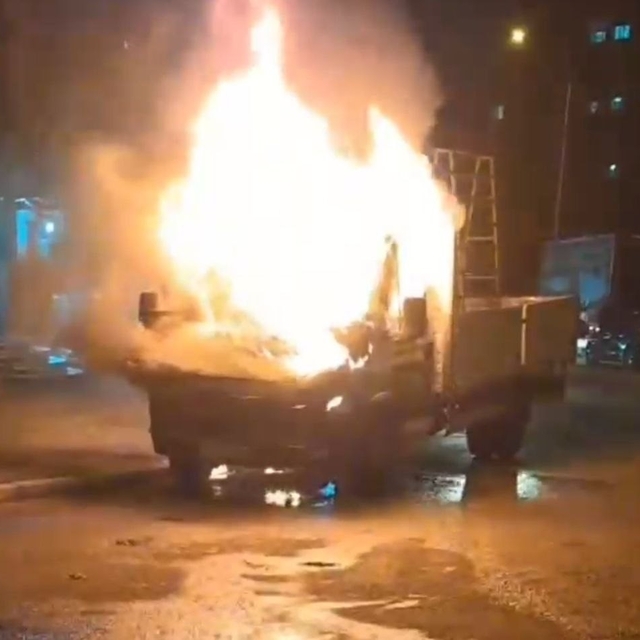 Park halindeki kamyonet alevlere teslim oldu