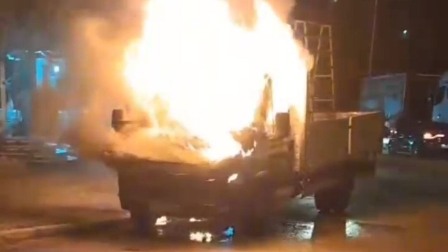 Park halindeki kamyonet alevlere teslim oldu