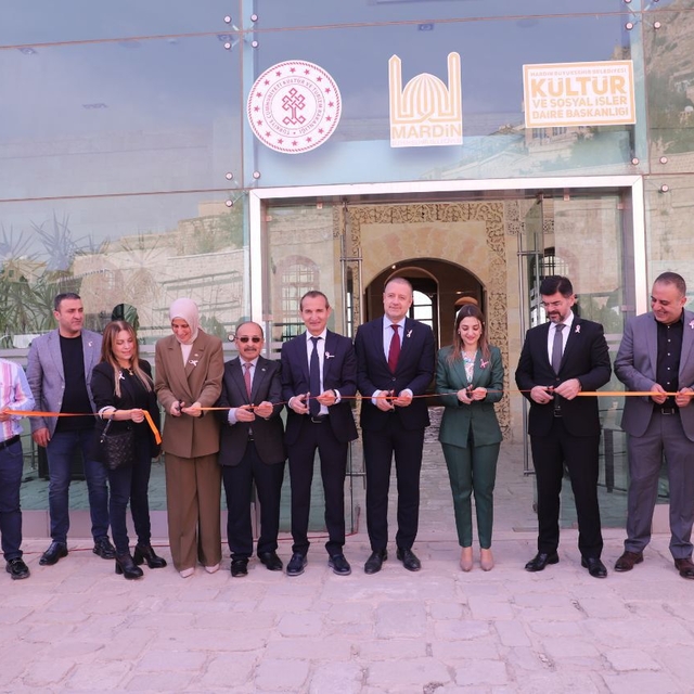 Mardin'de "Pembe Fırça" resim sergisi açıldı