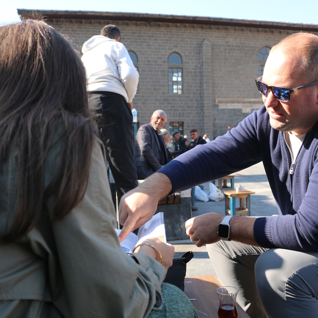 35 yıllık araçla Diyarbakır'ı karış karış geziyorlar