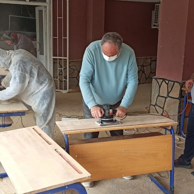 Elele veren idareci ve öğretmenler, ustaya ihtiyaç duymadan okullarını yeni...