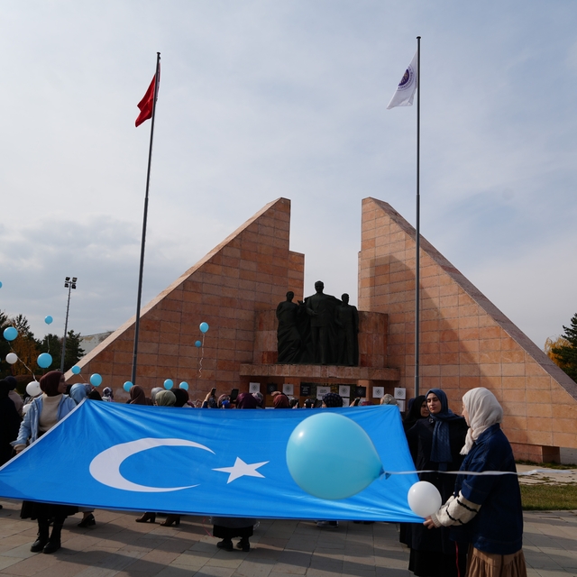 Mavi beyaz balonlarla Doğu Türkistan'ın sesi oldular