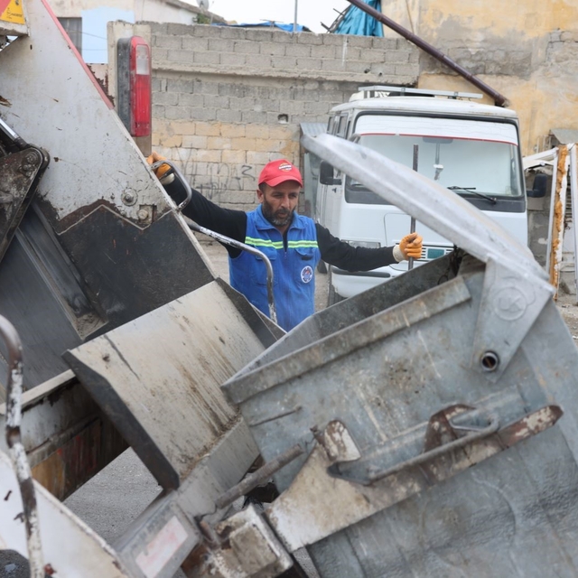 Akdeniz'de çöp konteynerleri yıkanıp dezenfekte ediliyor