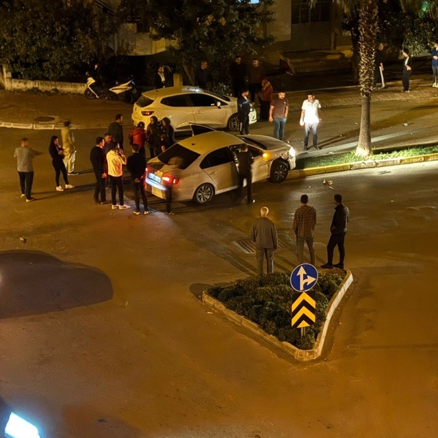 Manavgat'ta otomobiller çarpıştı: 3 yaralı