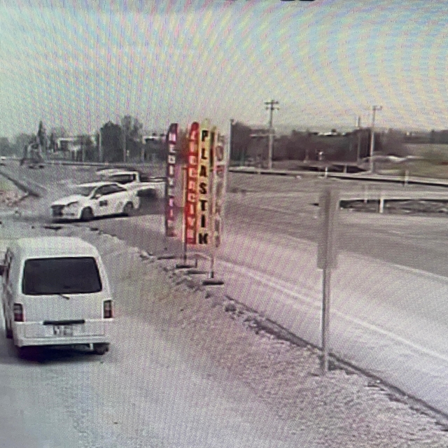 Sokağa dönmek isteyen otomobile arazi aracı çarptı, kaza anı kameraya yansı...