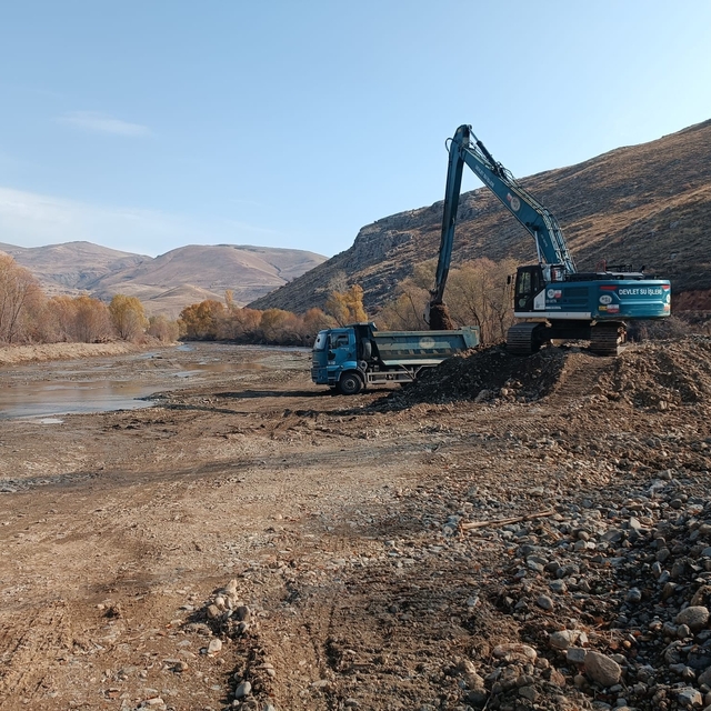 Çatıksu köyünde dere yatağı temizlendi