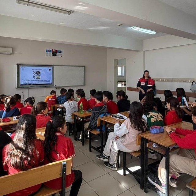 Mersin'de jandarmadan öğrencilere siber farkındalık semineri