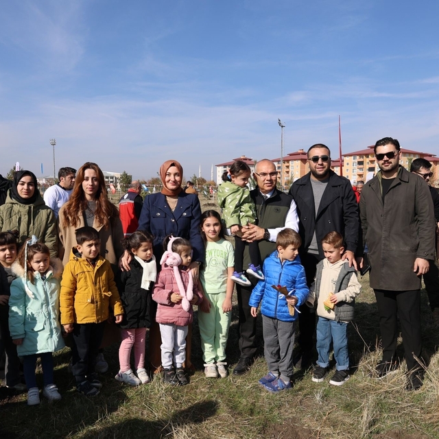 Milli Ağaçlandırma Günü'nde minikler fidanları toprakla buluşturdu