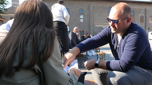 35 yıllık araçla Diyarbakır'ı karış karış geziyorlar