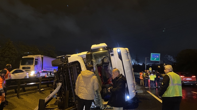TEM'de tır devrildi, kasadaki granül yola saçıldı: 1 yaralı