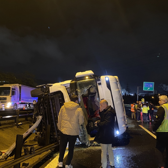 TEM'de tır devrildi, kasadaki granül yola saçıldı: 1 yaralı