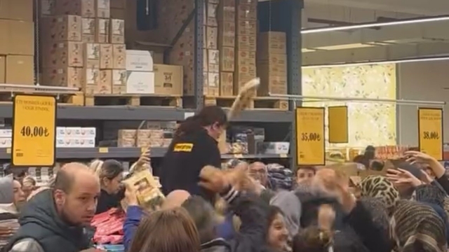 Süpermarkette kampanya izdihama yol açtı
Çalışanlar indirimli ürünleri vatandaşlara fırlattı