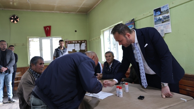 Çivril Belediyesi şap hastalığına karşı çiftçinin yanında
Çivril Belediyesi yetiştiricilere dezenfektan dağıtımına başladı