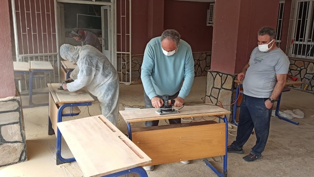 Elele veren idareci ve öğretmenler, ustaya ihtiyaç duymadan okullarını yeniliyor