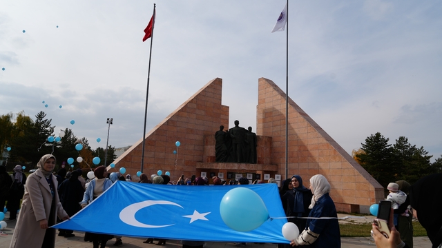 Mavi beyaz balonlarla Doğu Türkistan'ın sesi oldular