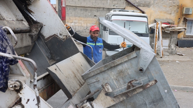 Akdeniz'de çöp konteynerleri yıkanıp dezenfekte ediliyor