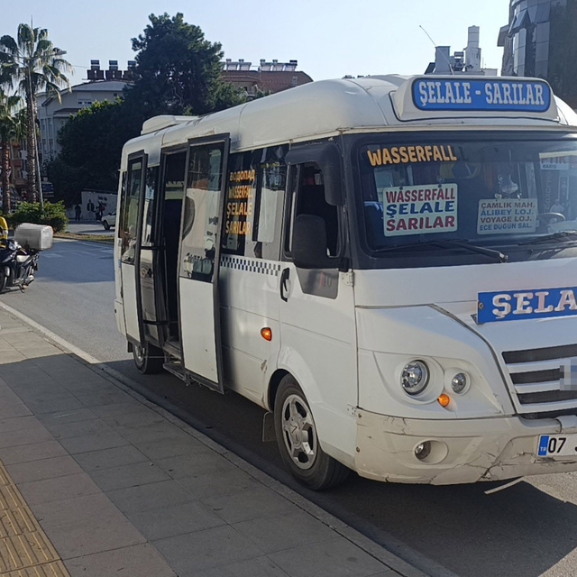 Minibüse çarpmamak için motosikleti devirdi: 1 yaralı