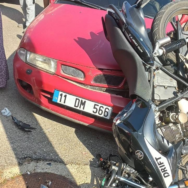 Motosiklet, 'U' dönüşü yapan otomobile çarptı: 2 yaralı