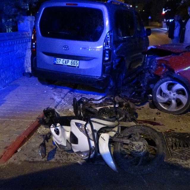 Kazada yaralanan motosikletlinin feryatları mahalleyi inletti
Antalya'da ik...