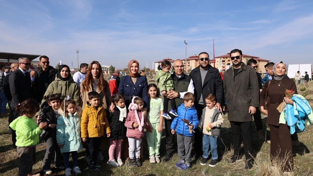 Milli Ağaçlandırma Günü'nde minikler fidanları toprakla buluşturdu