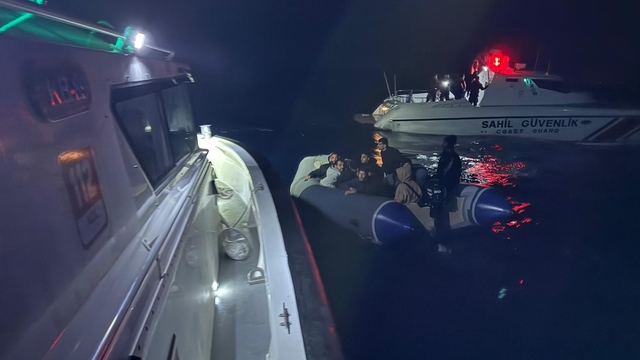 İzmir açıklarında 27 düzensiz göçmen yakalandı, 14 göçmen kurtarıldı